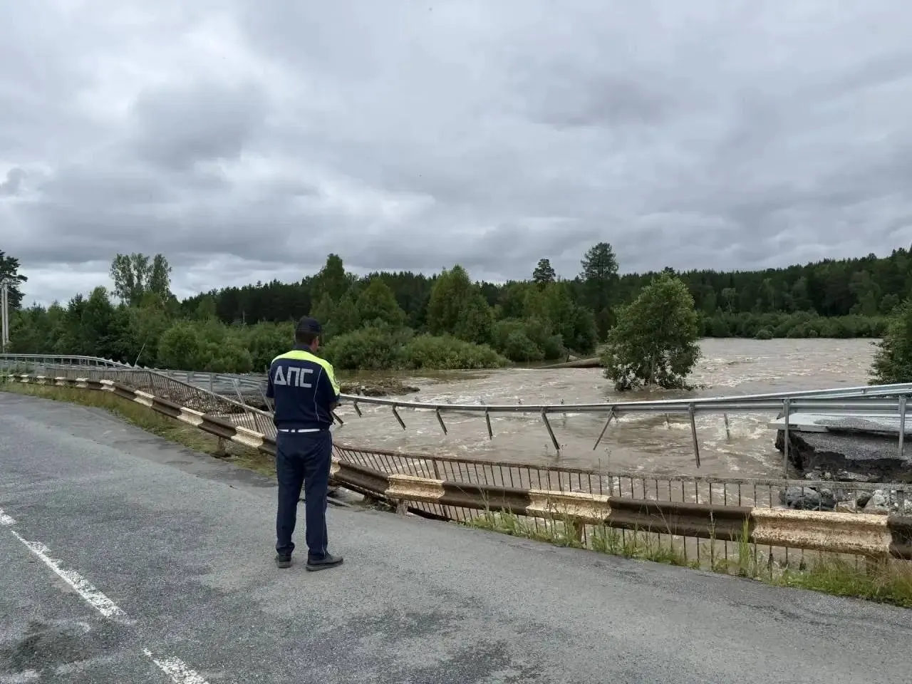 К утру 3 июля вода спала на 632 приусадебных участках и 90 жилых домах, однако в 20 муниципалитетах продолжают фиксировать подтопления — свыше 2,5 тыс. участков и 269 домов. Объявлены выплаты пострадавшим, но местные жители жалуются на сложности с их получением.