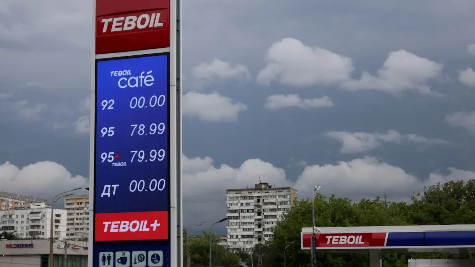 Правительство сосредоточило приоритетные отгрузки топлива в столице; в удалённых регионах вводят ограничения на АЗС. Производство бензина снизилось, дефицит оценивают в сотни тысяч тонн в месяц.