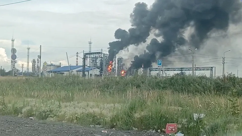 По данным Росстата, в июне выпуск нефтепродуктов снизился на 12% и оказался на 21,7% ниже уровня годичной давности. Падение переработки привело к дефициту топлива, росту цен и увеличению импорта; повреждения НПЗ и удары по инфраструктуре остаются ключевым фактором сокращения мощностей.