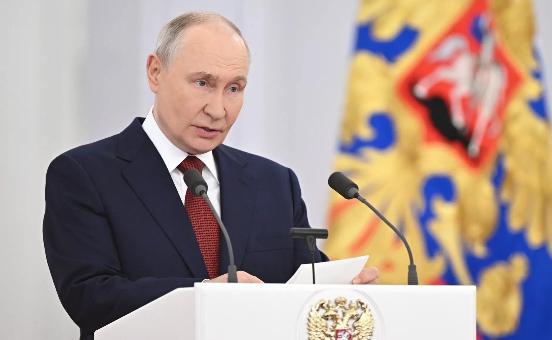 На встрече с депутатами Госдумы президент обозначил ключевые положения: продолжение СВО до достижения целей, критика западных санкций, приоритеты бюджета — оборона, социальные задачи и поддержка экономики, а также предупреждение о террористической угрозе со стороны противников.