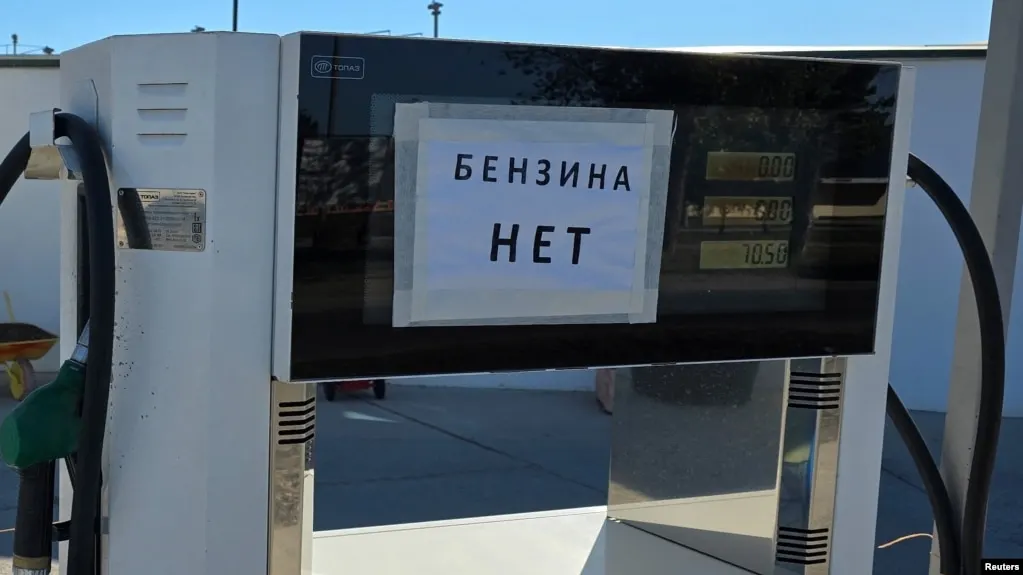 По данным Росстата, за неделю с 23 по 29 июня в Севастополе цены на автомобильный бензин повысились на 30%. В среднем по России бензин подорожал на 1,6%, эксперты указывают на снижение производства и нарушение логистики как ключевые причины.