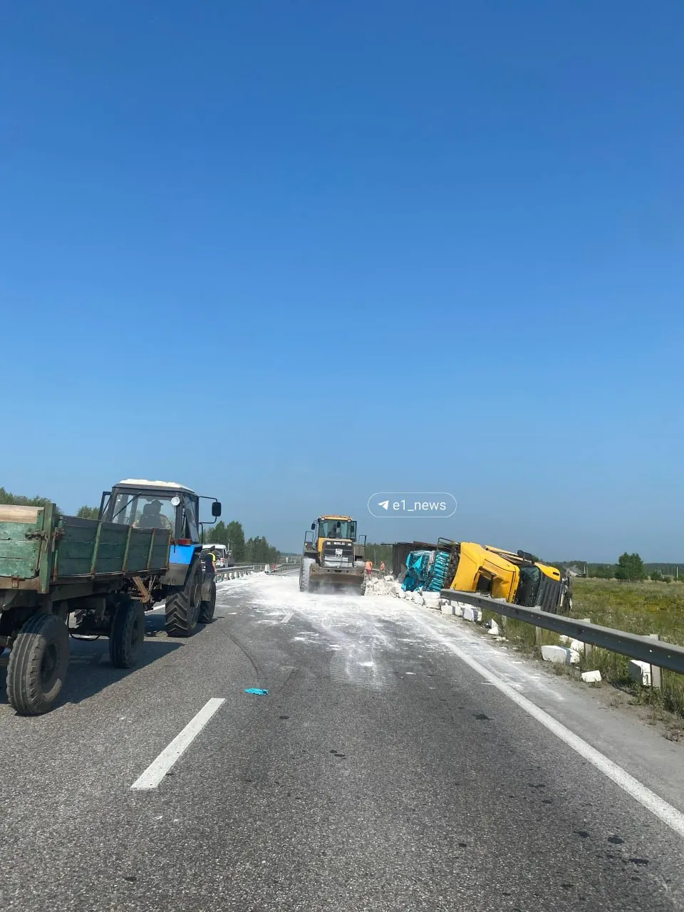В районе поселка Пышма грузовик опрокинулся вместе с грузом: водитель получил незначительные повреждения, движение на трассе частично восстановлено.