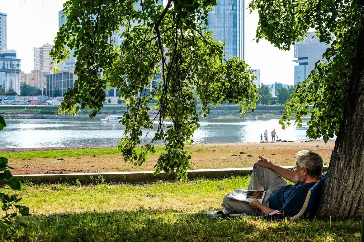 27 июля в городе зафиксировали +34,5°C — такую температуру в Екатеринбурге не отмечали с 1952 года. В Свердловской области в Алапаевске зарегистрировали +35,1°C. Из‑за аномальной жары введены ограничения для большегрузов и снижена скорость городского электротранспорта.