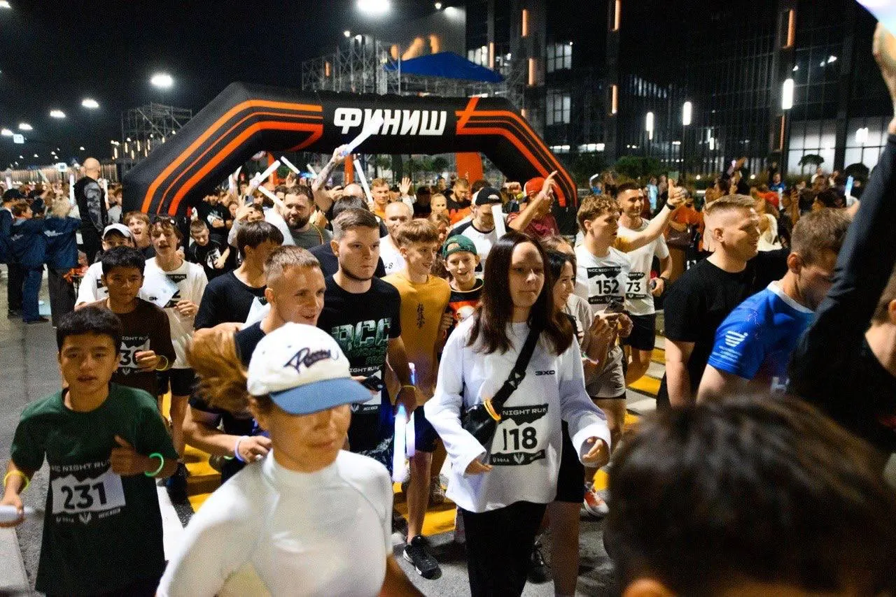 В квартале «Архангел Михаил» прошёл ночной пробег Night Run: более 350 человек бежали с фонариками и светящимися браслетами. Медали получили все финишировавшие.