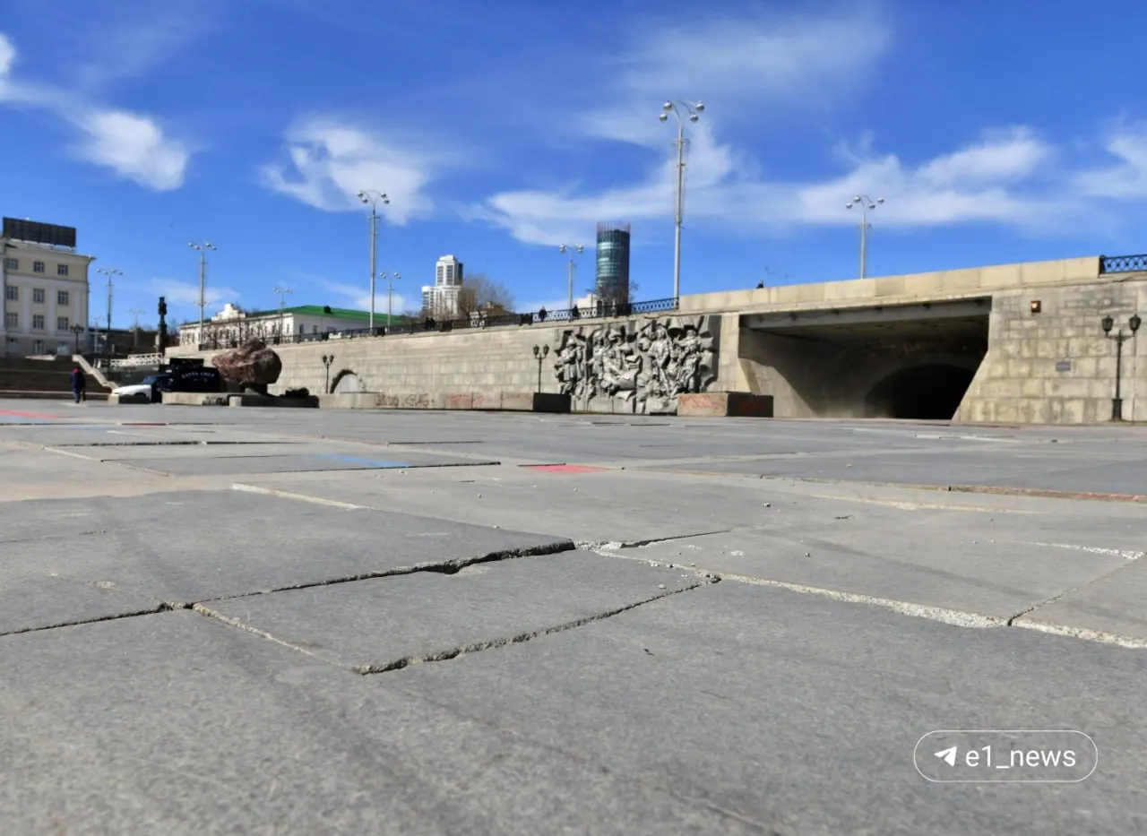 Плитку в сквере приведут в порядок в третий раз за четыре года: в описании госзакупки указан перечень работ и срок приёма заявок.