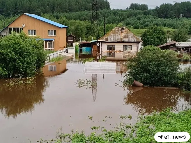 В уральском селе Аятское вода вышла из берегов и затопила дворы и несколько домов. Спасатели просят людей собрать вещи и временно покинуть населённый пункт из‑за риска прорыва дамбы.