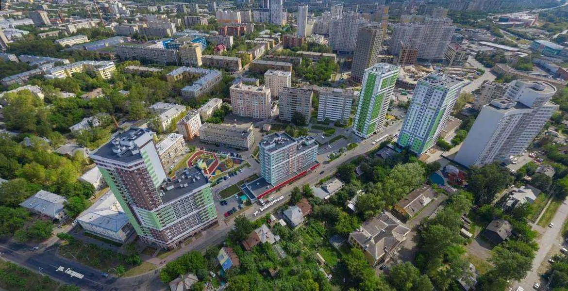 Собственники квартир опасаются, что новая высотка перекроет доступ солнца и приведёт к транспортным проблемам; они обратились в надзорные органы и подали иск в суд.