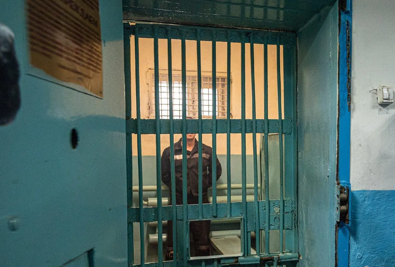 Двое местных мужчин в пьяной ссоре убили 38-летнего мужчину, скрыли тело; спустя месяцы нашли, виновных приговорили к длительным срокам строгого режима.