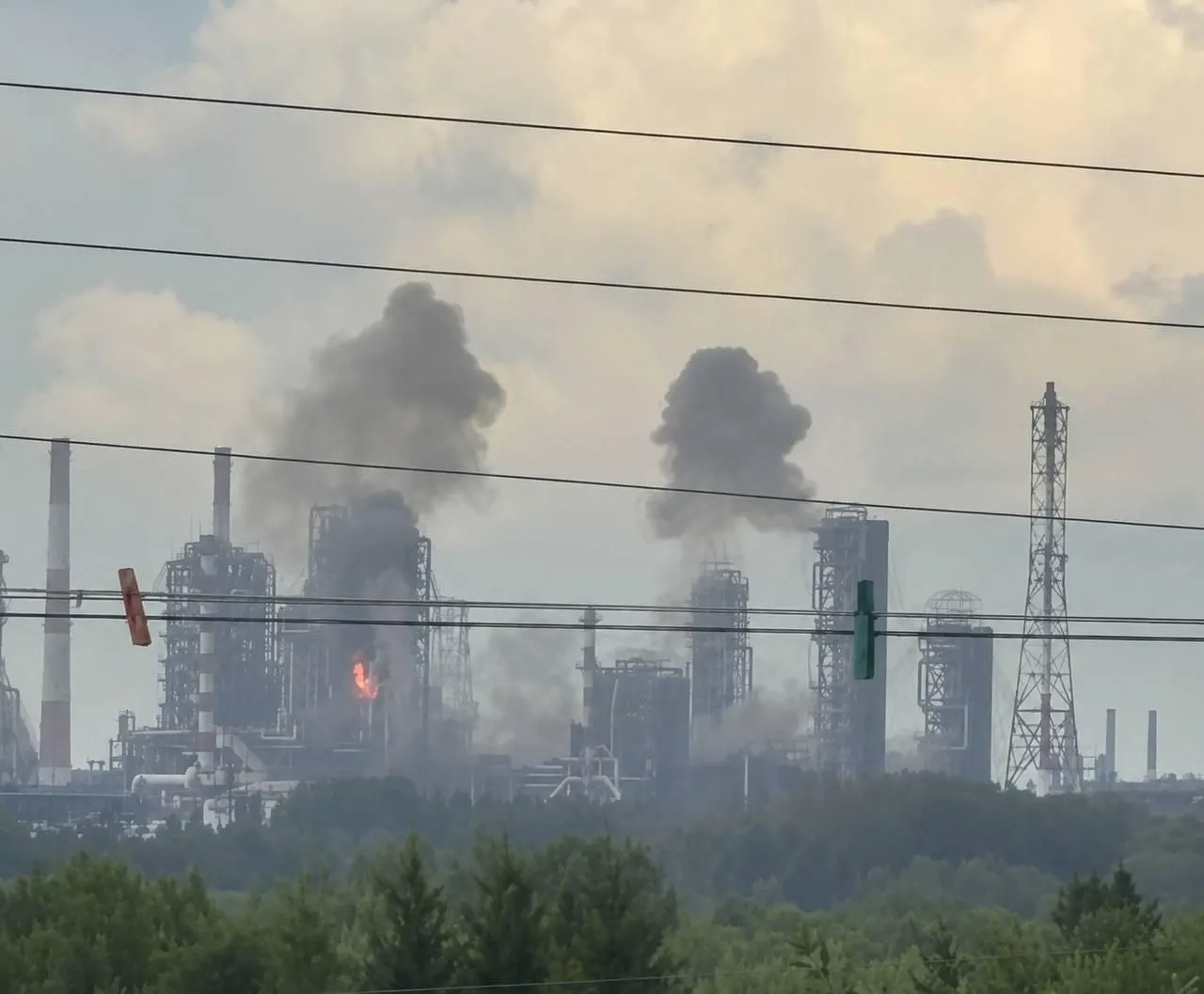 На омском нефтеперерабатывающем заводе возник пожар после удара беспилотников. Ближайший к востоку НПЗ — Ачинский — находится примерно в 1000 км по прямой.