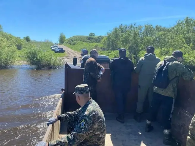 Школьник пошёл купаться с друзьями в пруд в селе Патруши, тело обнаружили сегодня. Следователи возбудили уголовное дело, полиция обещает усилить контроль за водоёмами.
