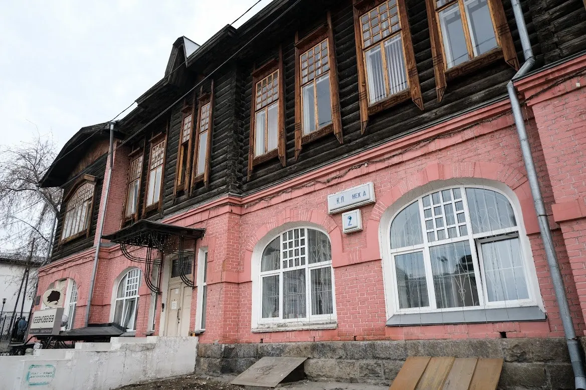 В историческом деревянном здании на Карла Либкнехта, 2 восстановят первый этаж и цоколь: планируют выставочные залы и аптеку.