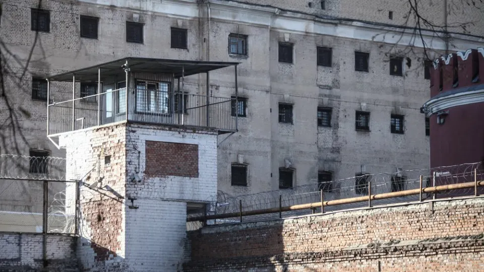 Власти внесли в Госдуму пакет законопроектов, который снимает запрет на заключение контрактов с Минобороны для людей с судимостями по ряду статей УК — при этом запрет сохранится для особо тяжких и сексуальных преступлений против детей. На фоне этой практики численность заключённых в колониях продолжает сокращаться.