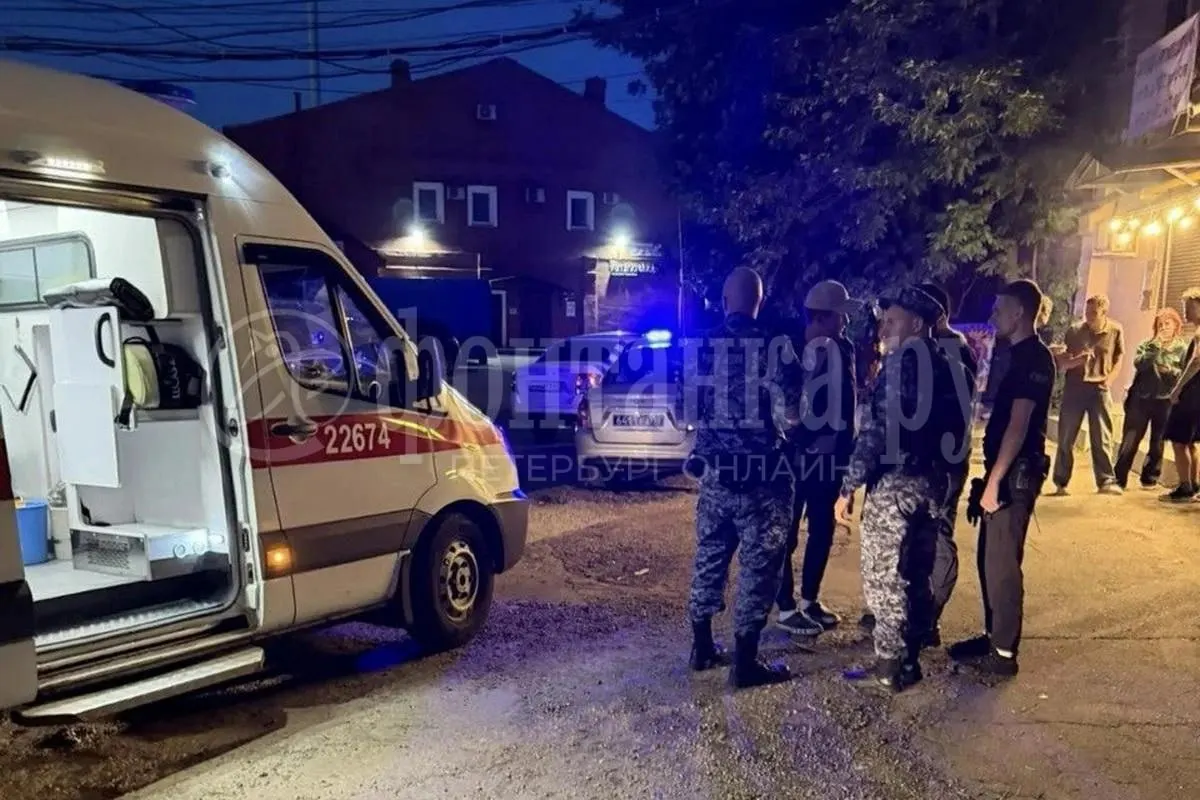 В баре на Лиговском, 50 начался конфликт: один из посетителей ударил другого битым бокалом. Подозреваемого задержали, пострадавшего госпитализировали.