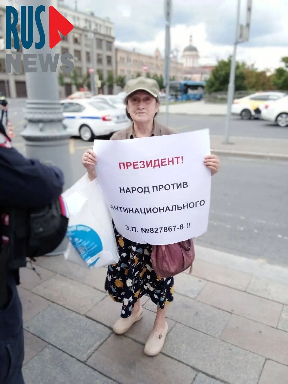 Наталью Шамину задержали на Старой площади, где она проводила одиночный пикет против законопроекта о передаче регионам права выводить объекты культурного наследия из-под госохраны; активисты предупреждают о риске массовых сносов.