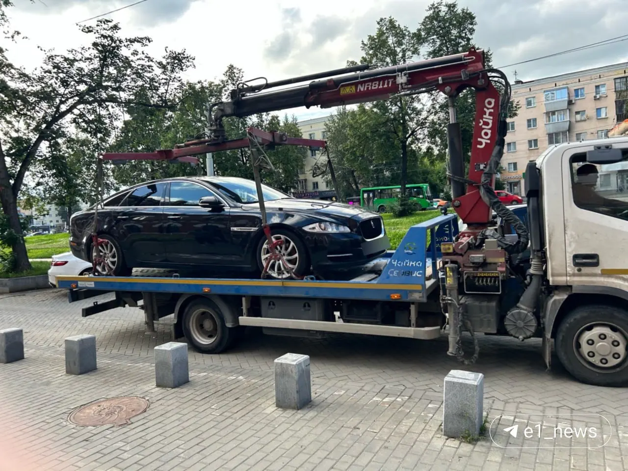 Судебные приставы нашли и поместили на спецстоянку иномарку должника: долг более 7 млн рублей сформировался за счет налогов и штрафов ПДД. Если задолженность не погасят, автомобиль оценят и продадут для погашения долга.
