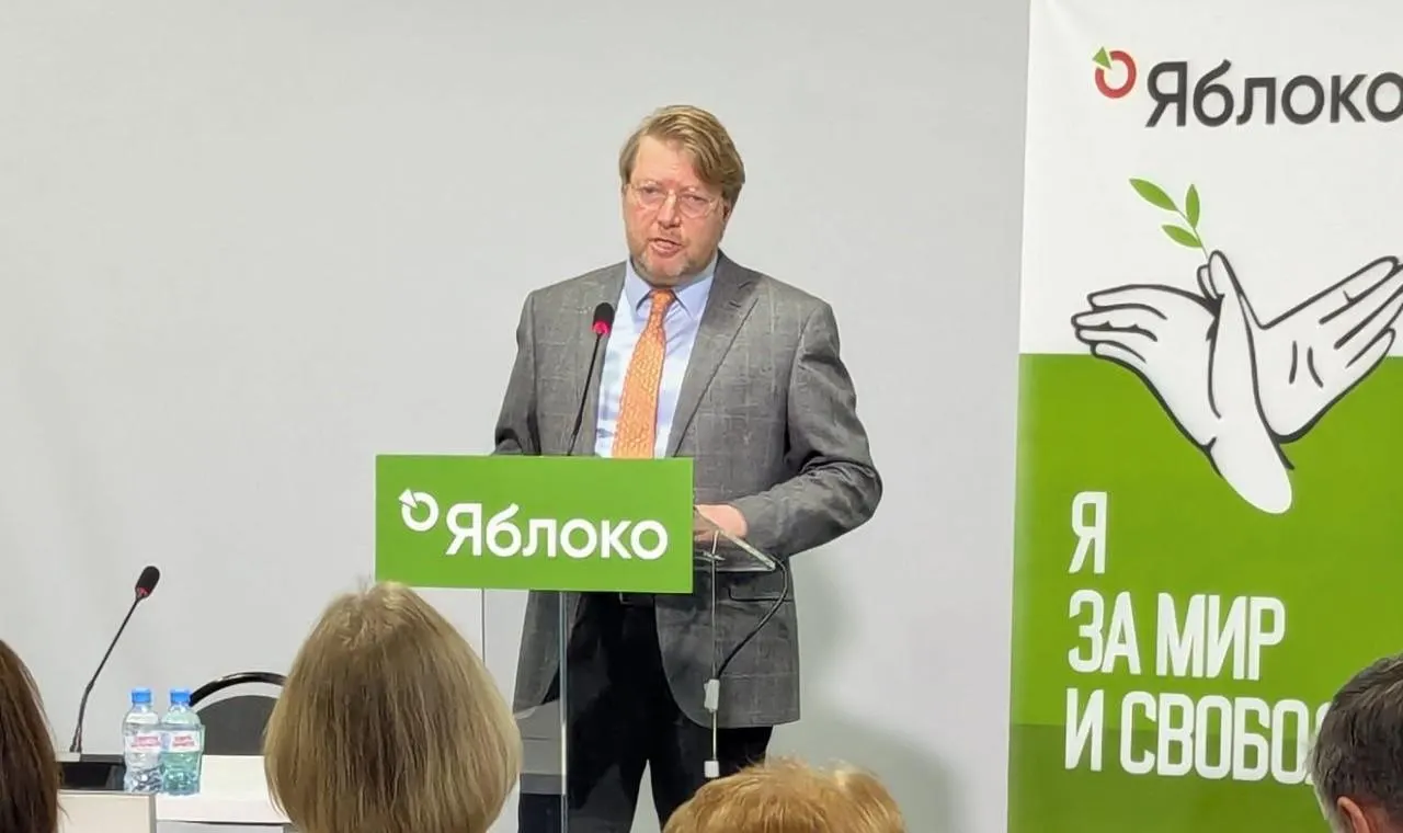 Верховный суд оставил в силе постановление Выборгского районного суда Петербурга о штрафе Николаю Рыбакову за публикацию с фотографией Алексея Навального. Партия намерена обжаловать решение в Конституционном суде.