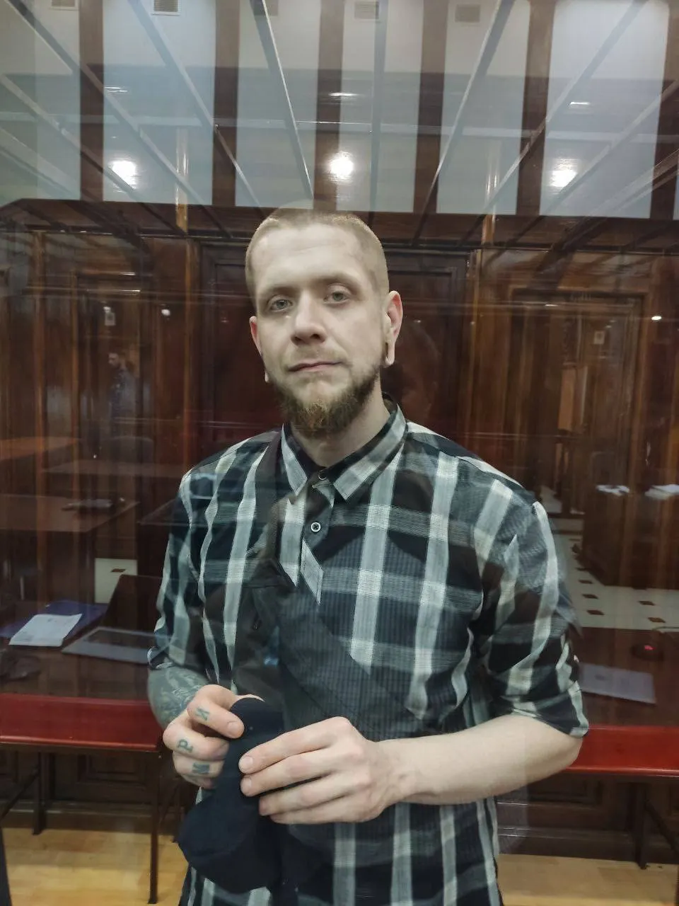 Его перевели в штрафной изолятор Екатеринбургского СИЗО‑5 на 10 суток; причина водворения пока неизвестна. Ранее в карцер отправляли и другого фигуранта дела — защитники намерены выяснить основания взысканий и обсуждают подачу жалоб на действия сотрудников изолятора.