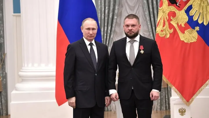 В декларации одного из лидеров федерального списка «Единой России» указаны акции Apple, Intel, Procter & Gamble и паи фондов США. Партия заявляет, что иностранные активы были отчуждены до подачи документов в ЦИК.