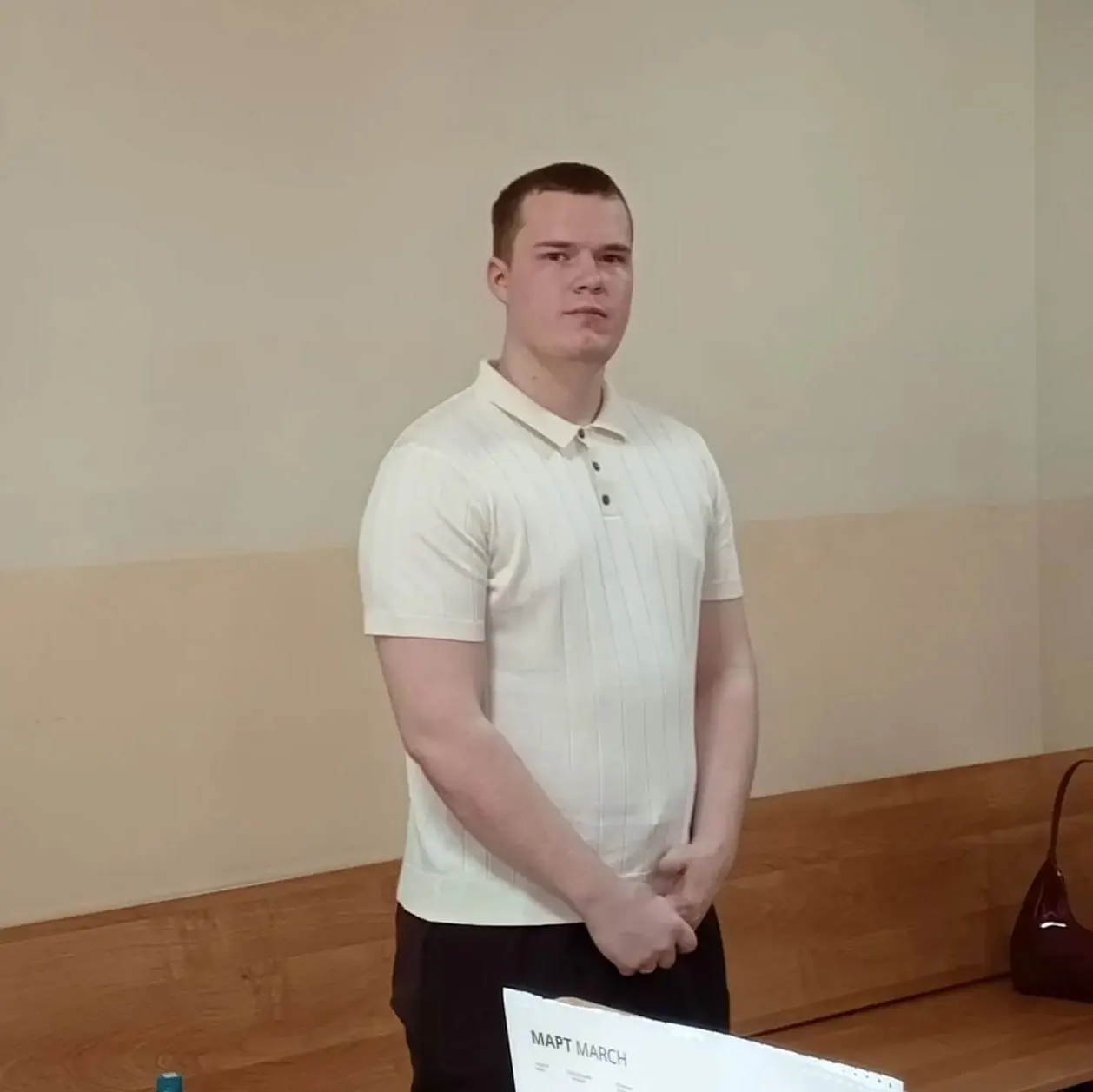 Мужчина заплатил знакомому 675 тысяч рублей за «освобождение» от службы: двое медиков получили 130 тысяч за фальшивые справки и операцию без показаний. Суд приговорил его к семи годам лишения свободы и штрафу 1,35 млн рублей.