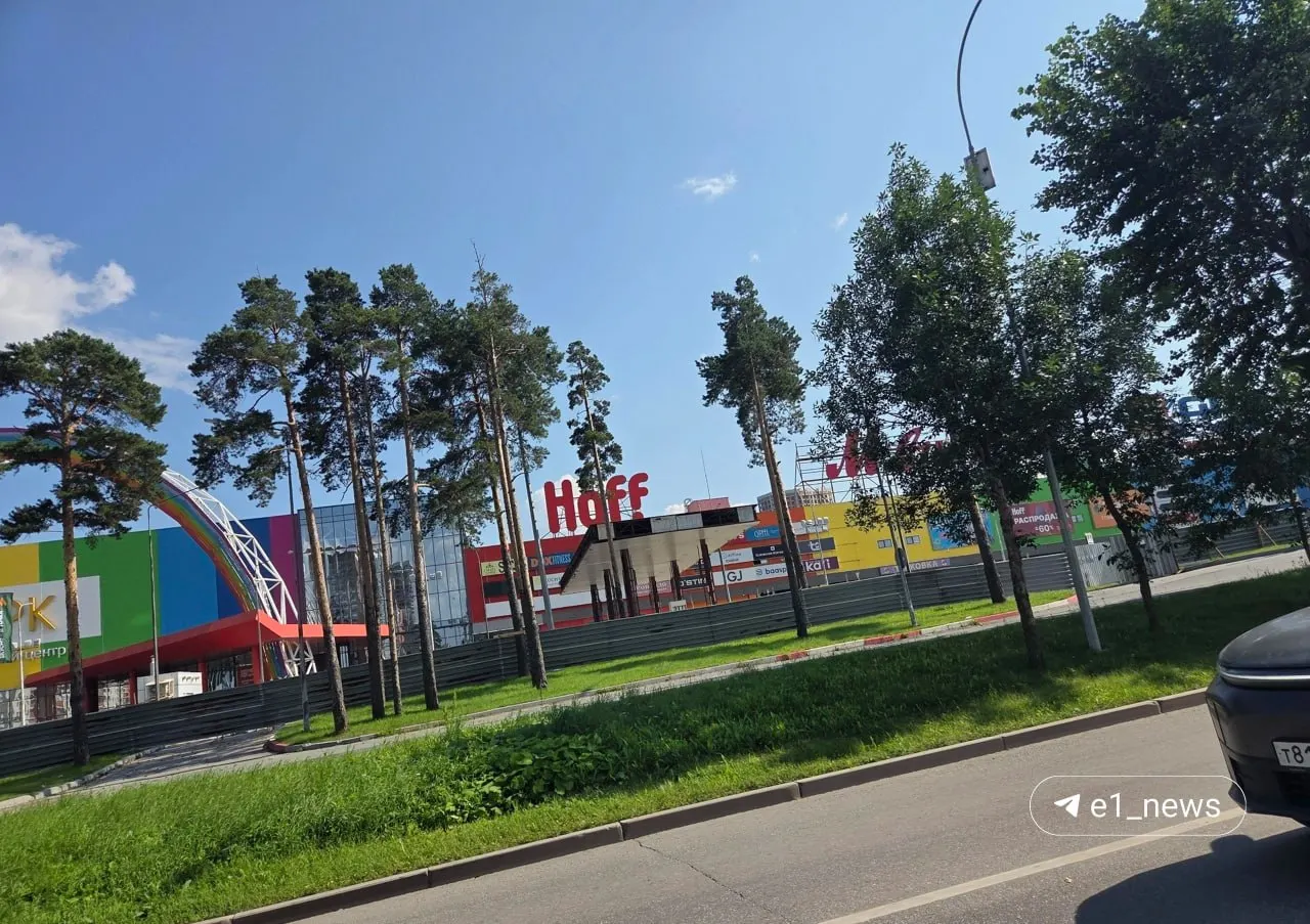 На Репина, 92 и ещё по городу идут работы: вокруг некоторых станций поставили заборы и демонтируют навесы над колонками.
