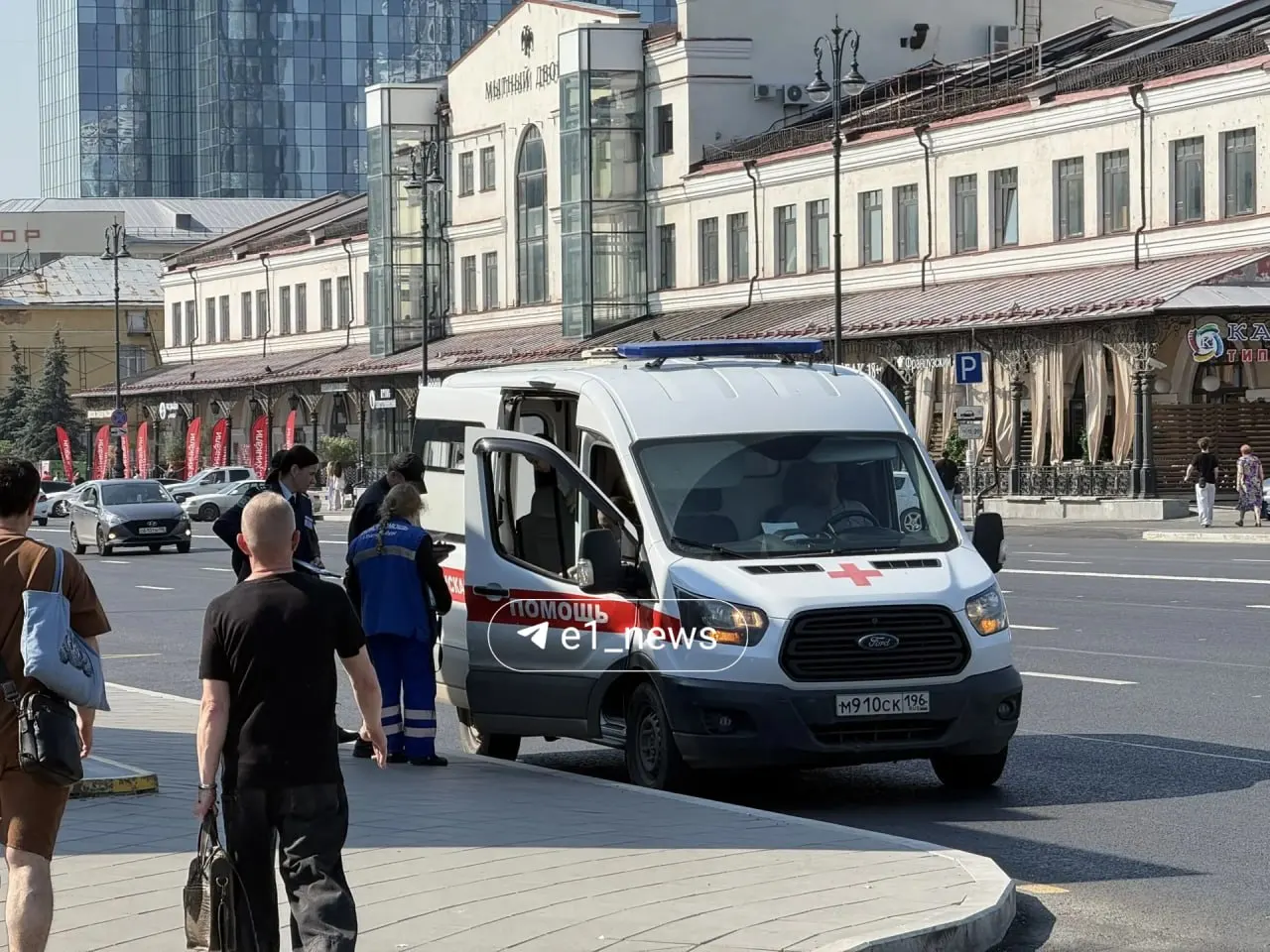 Пострадавшую госпитализировали — в администрации Екатеринбурга подтвердили, что на место выезжала скорая помощь.