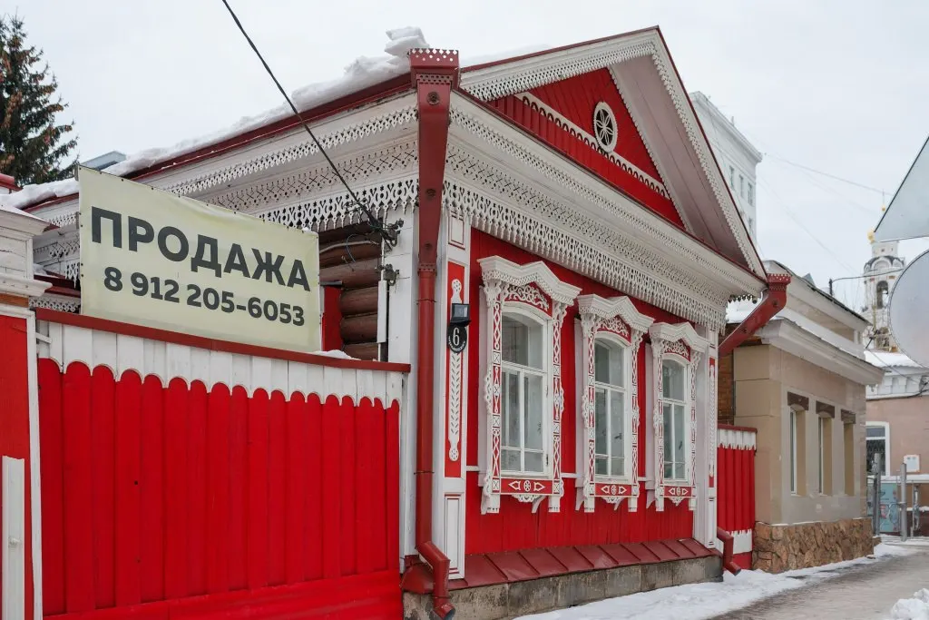 Областной суд приостановил отказ во включении Дома псаломщика Топоркова в реестр объектов культурного наследия — решение действует на время судебного разбирательства по иску реставраторов-волонтеров.