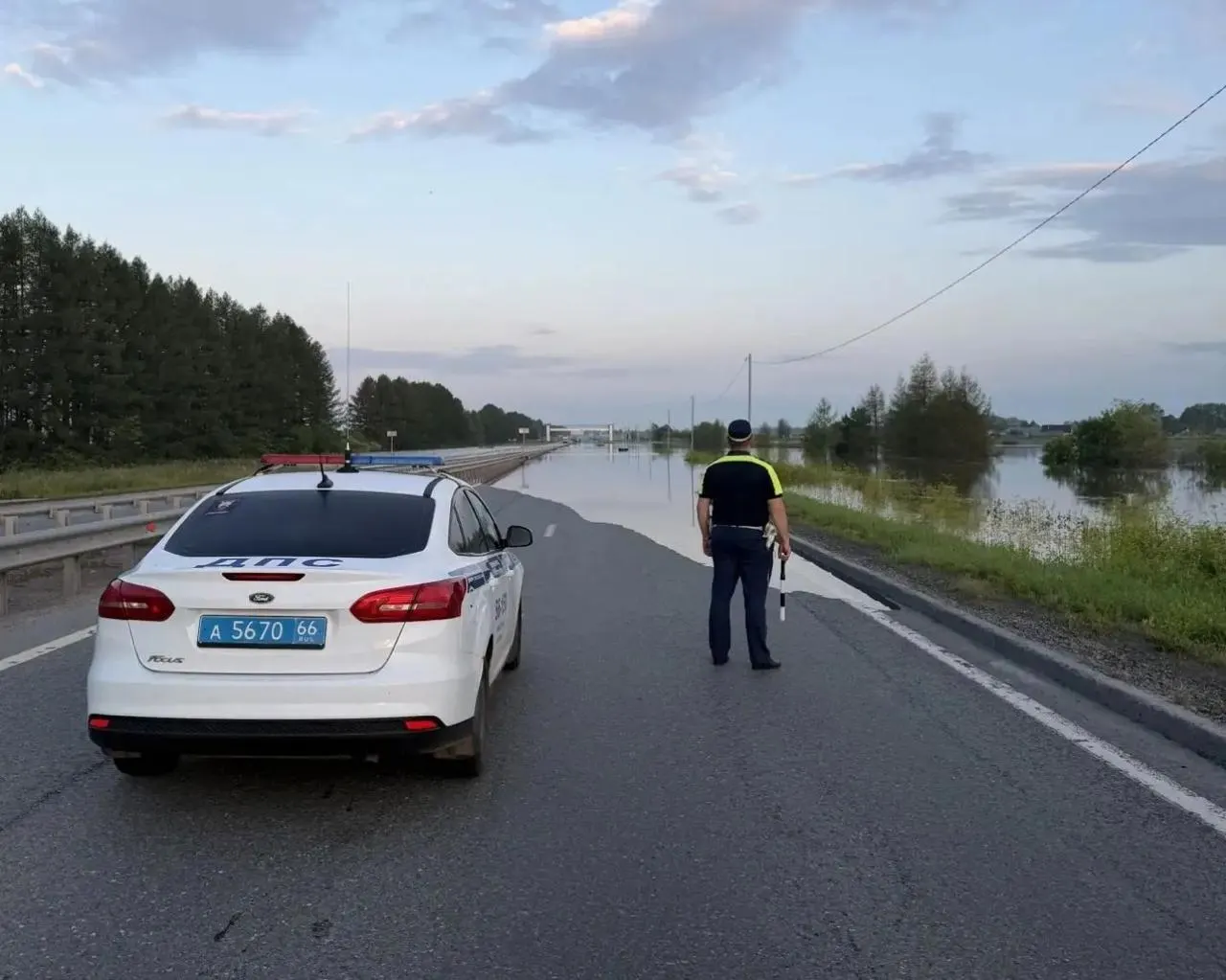 На участке трассы Екатеринбург — Тюмень в Талицком районе движение закрыто: размыло проезжую часть между 195 и 206 км, часть посёлка эвакуируют. Объезд возможен через Камышлов и Ирбит.