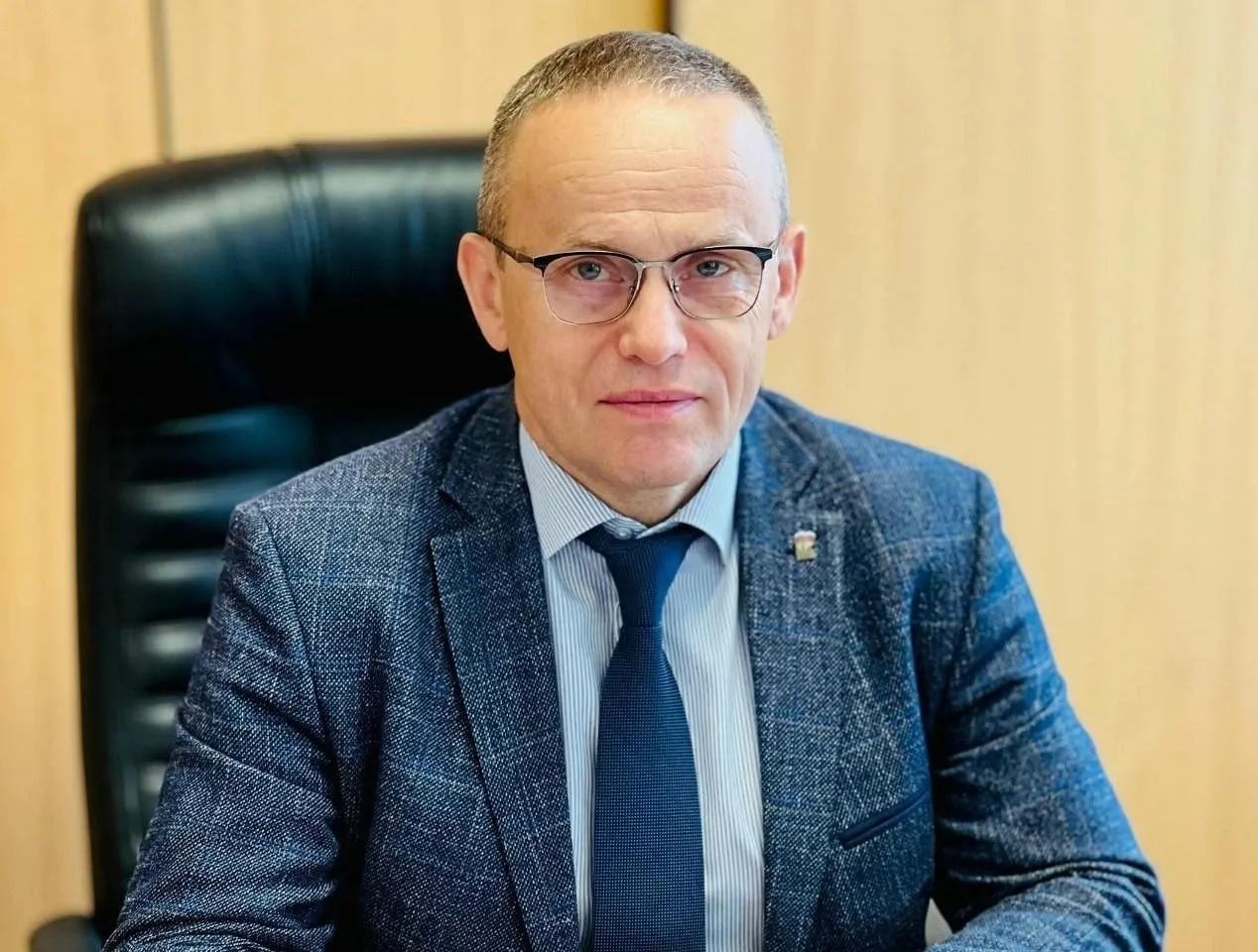 Градоначальник покинул пост по собственному желанию. Он возглавлял Кушву с сентября 2013 года и не определился с дальнейшими планами.