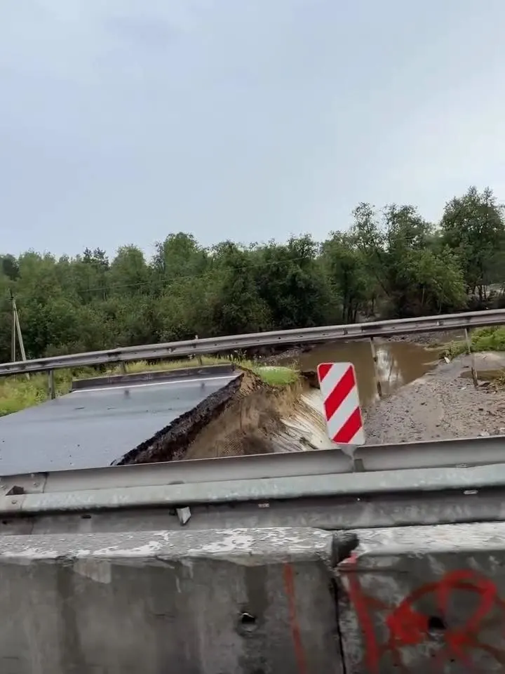 После размыва движение по трассе осуществляется по двум из четырёх полос; самые крупные пробки фиксируют в районе Белоярского.