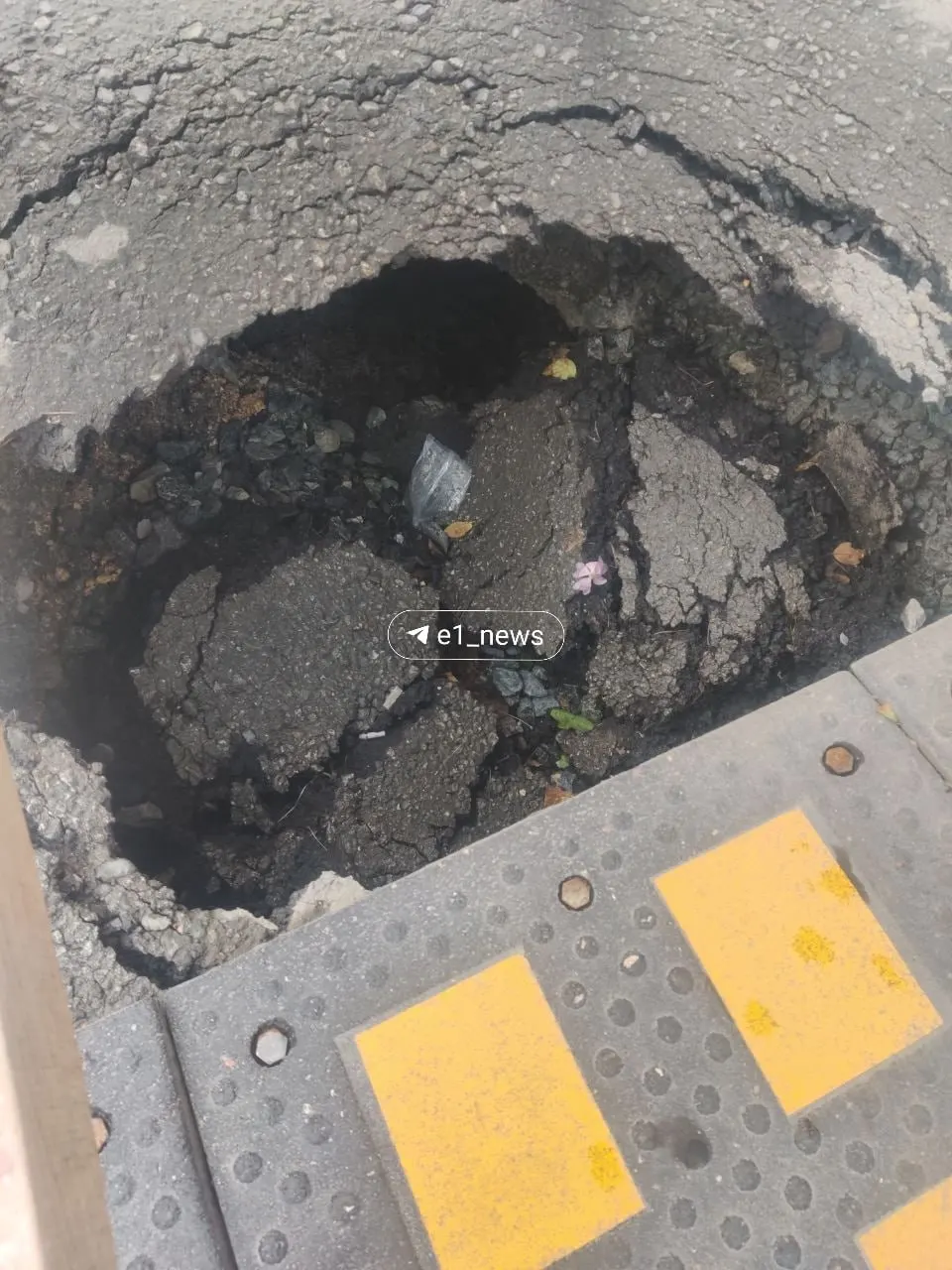 После продолжительных дождей на Академика Постовского и у входа в ЖК «Кандинский» появились ямы на дороге и тротуарах. Читателей просят присылать адреса и фото.