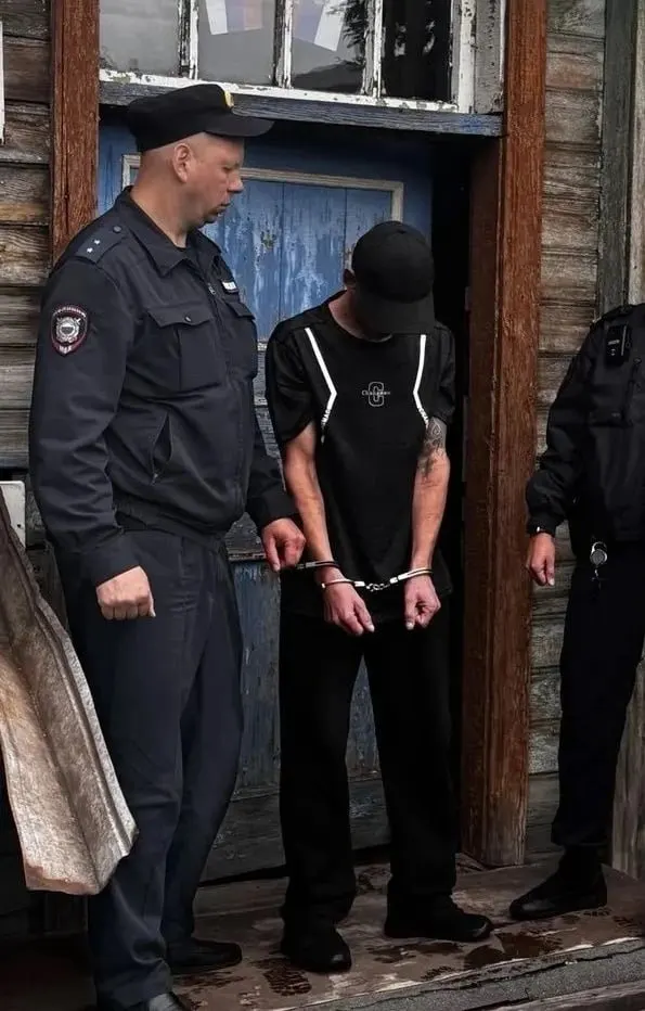 Двойное убийство в частном доме на улице Заречная: 40‑летний мужчина, находясь в состоянии алкогольного опьянения, нанес ножевые ранения 71‑летней тёте и 53‑летней двоюродной сестре. Подозреваемого нашли у его бывшей сожительницы, возбуждено уголовное дело.