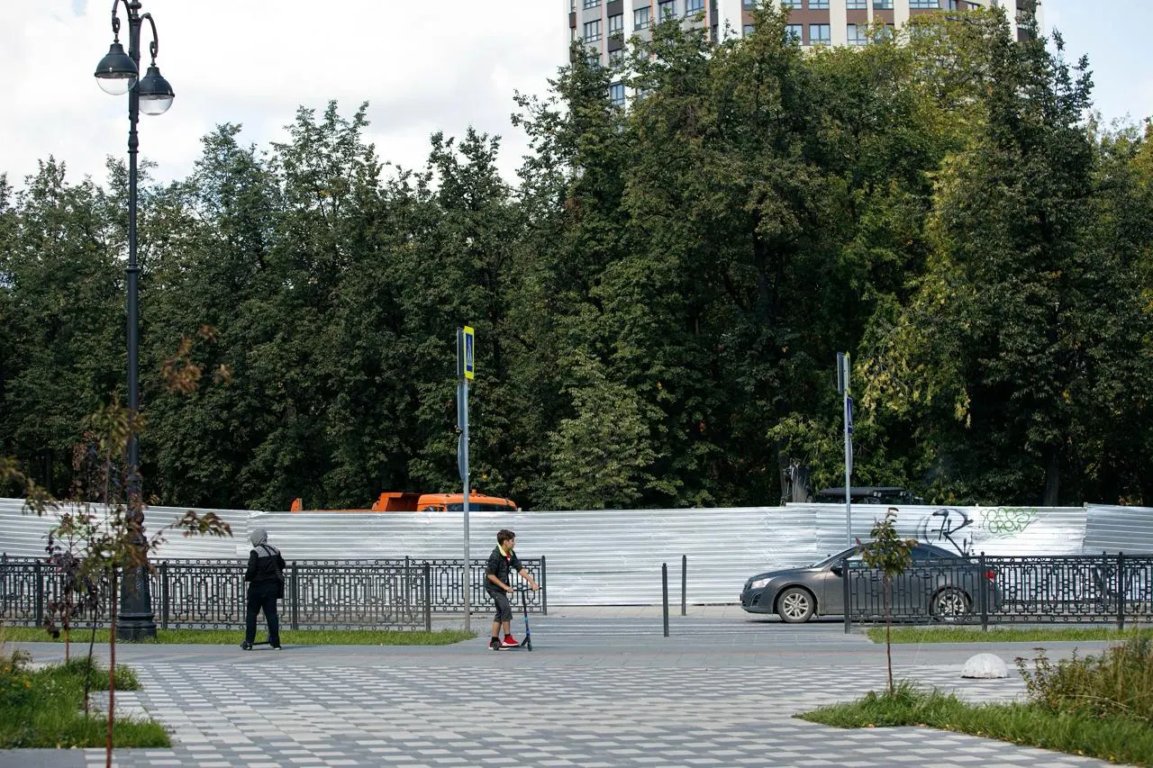 В парке XXII Партсъезда обновят покрытие детских и спортивных площадок, приведут в порядок пешеходные мостики и уличную мебель. Работы финансируют из муниципального бюджета, начальная цена — 19,7 млн руб., завершить планируют к середине октября. Парк уже реконструировали в 2021 году — тогда проект вызвал протесты, после чего в него внесли изменения.