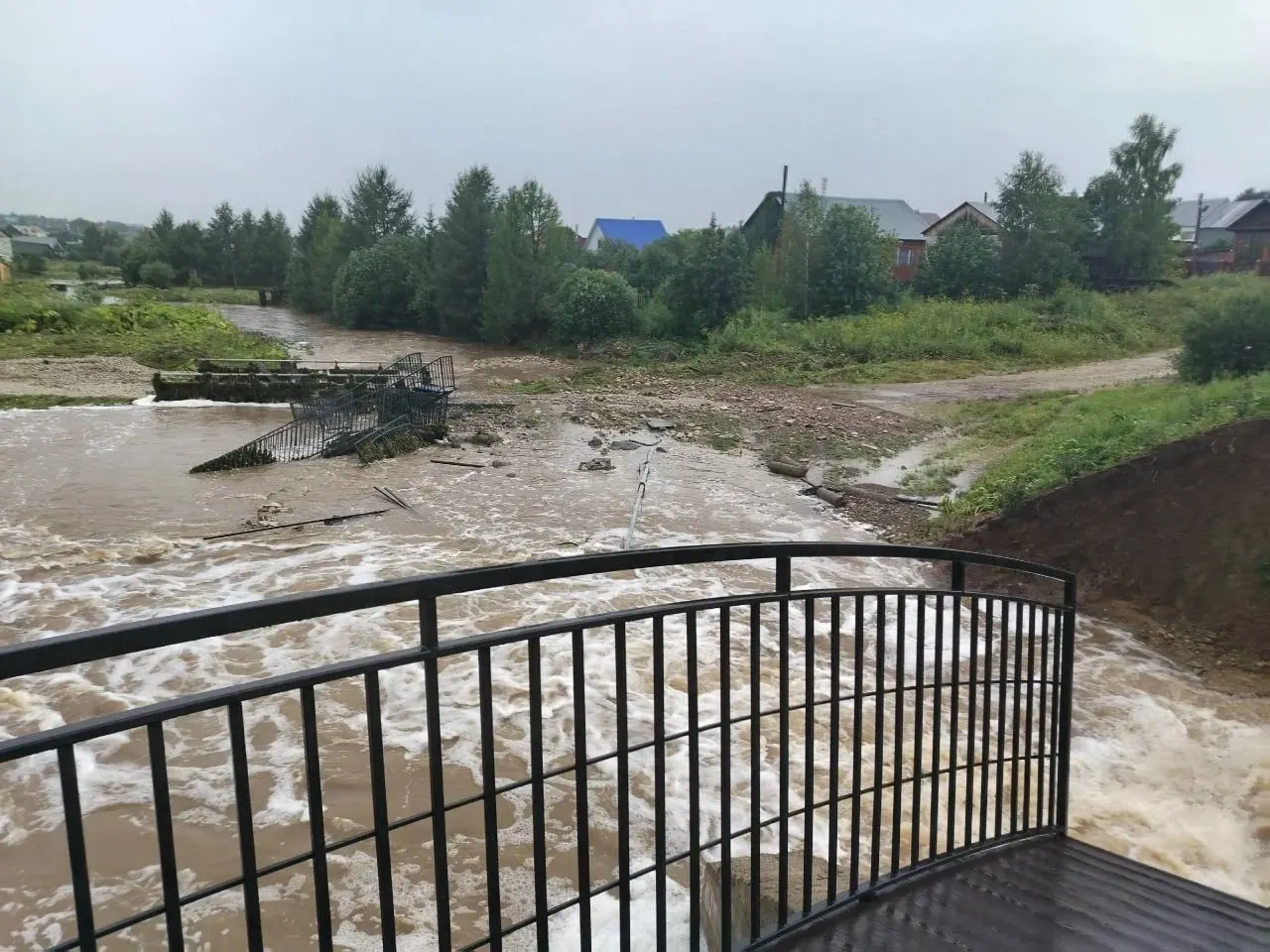 В&nbsp;Пермском крае размыло дамбу&nbsp;— объявлена эвакуация