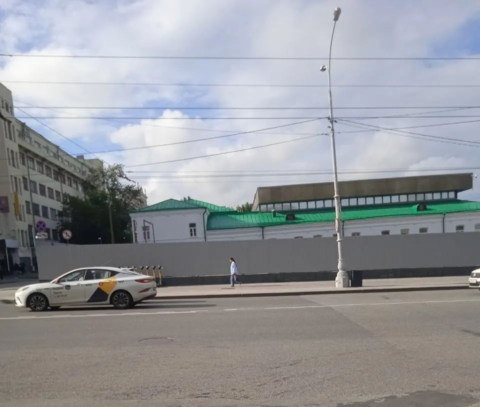 Активисты зафиксировали вырубку деревьев на территории возле памятника — опасаются, что зелёную зону не восстановят после ремонта.