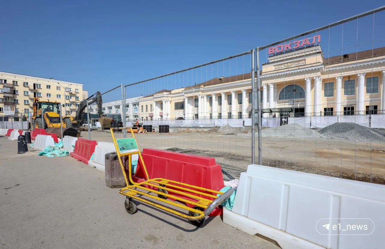 Остановка у железнодорожного вокзала перемещена к памятнику Уральскому добровольческому танковому корпусу. На старом месте идут земельно‑строительные работы, скоро установят видеонаблюдение и высадят более 50 деревьев и кустарников.
