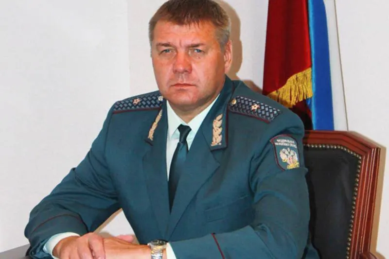 Бывшего руководителя УФНС по Свердловской области Сергея Логинова задержали спустя 15 месяцев после побега в ОАЭ. По делу есть показания экс-силовика о схеме с возмещением НДС и взятках — следствие называет суммы в сотни миллионов рублей.