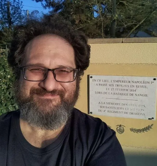 Ленинский районный суд Екатеринбурга назначил правозащитнику Анатолию Свечникову штраф 30 тысяч рублей по статье о «дискредитации» вооружённых сил; дело связано с публикациями в социальных сетях, опубликованными в 2023–2025 годах.