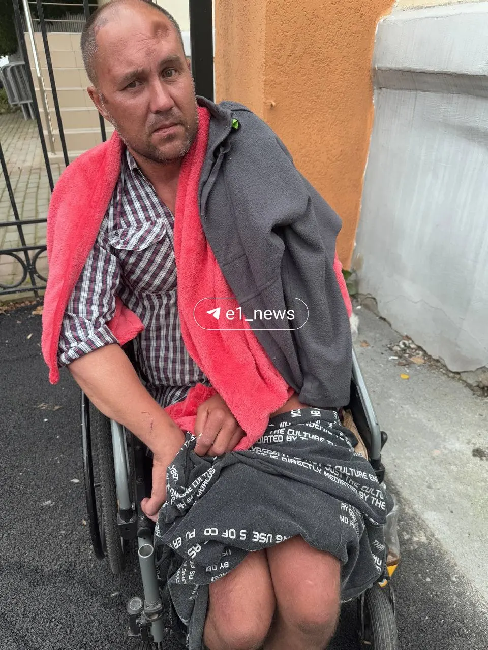 Мужчина в инвалидной коляске несколько часов провёл у здания Чкаловской районной администрации — он не помнит точного адреса и не может связаться с родственниками.