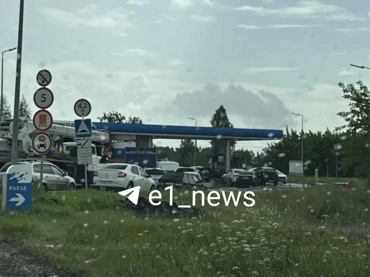 В поселке Заря под Алапаевском мужчина скончался, ожидая заправки; на месте работали медики и полиция, местные жалуются на дефицит топлива.