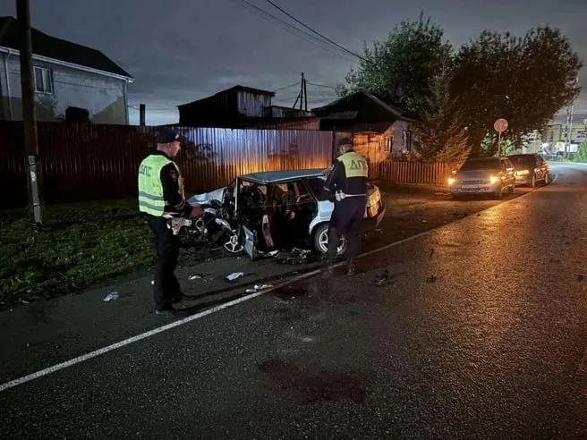 Около 23:30 водитель ВАЗа выехал на встречную полосу и столкнулся с Ford Focus — водитель ВАЗа скончался, ещё несколько человек госпитализированы.