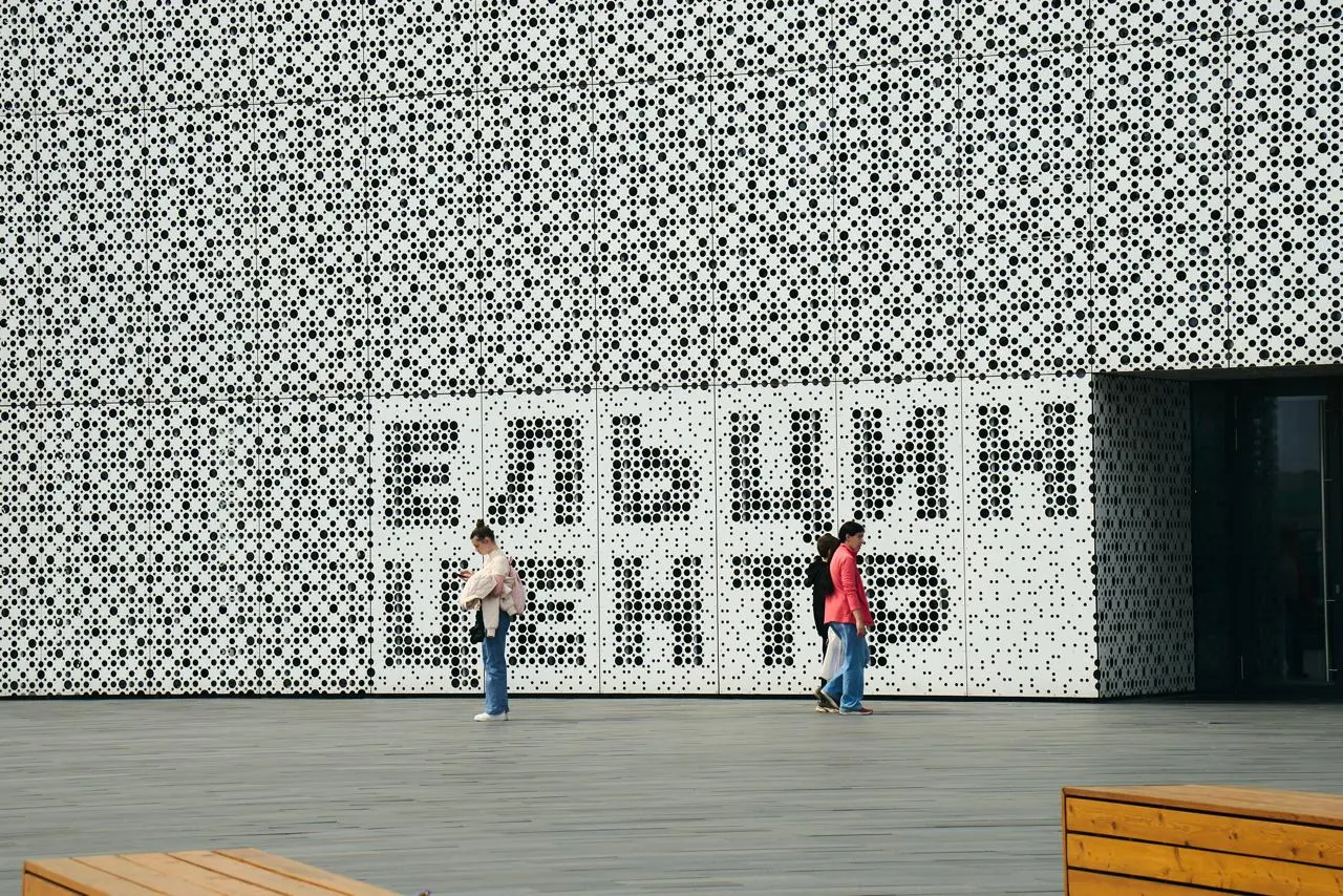 Ельцин-центр готовит программу к 35-летию августовского путча и собирает снимки из личных архивов жителей Екатеринбурга и других городов — просят присылать фото с историями и контактами правообладателей.