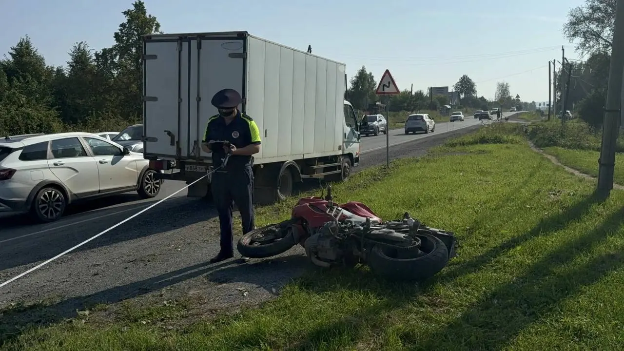 По данным ГАИ, 28‑летний водитель Skoda не уступил дорогу мотоциклисту в Билимбае. 42‑летний байкер скончался на месте до приезда скорой помощи.