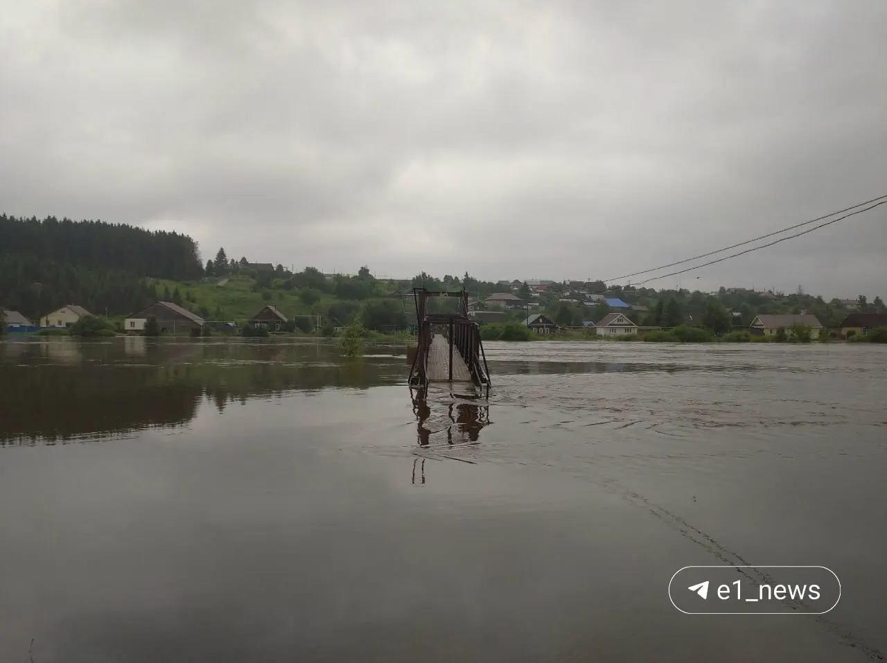 В пруду Староуткинска уровень воды поднялся примерно на 30 см выше нормы; легковой транспорт не проходит на другой берег.