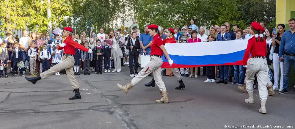 Во многих регионах России родители жалуются, что их детей не принимают в старшие классы школ и вынуждают продолжать образование в колледжах. Эксперты связывают это с политикой ограничения доступа к высшему образованию и с потребностями в профильных кадрах.