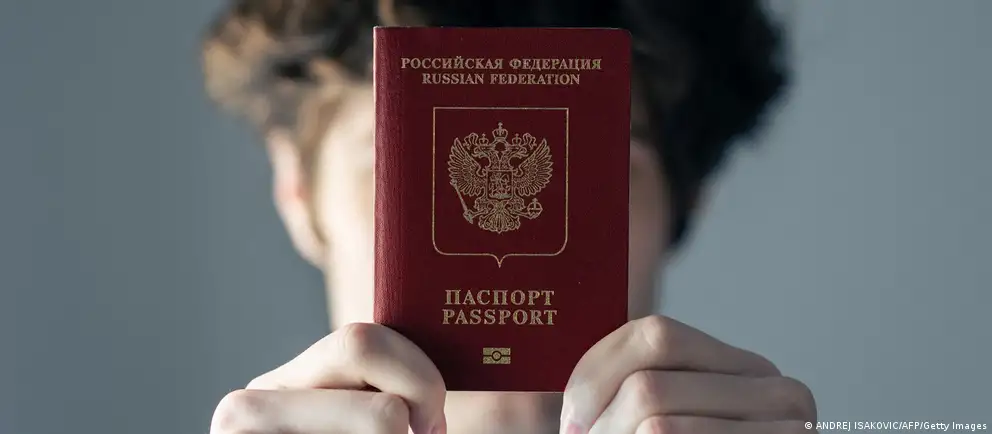 После возражений Франции и Италии ЕС пересмотрел первоначальный план и предложил ограничить запрет на краткосрочные визы только для тех, кто непосредственно участвовал в боевых действиях в Украине; одновременно расширены гуманитарные и другие исключения.
