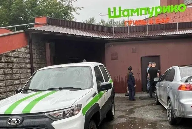Заведение на Технической, 63 закрыли после проверки: продукты готовили с нарушениями, персонал не соблюдал гигиену, владельцу выписали административный протокол.