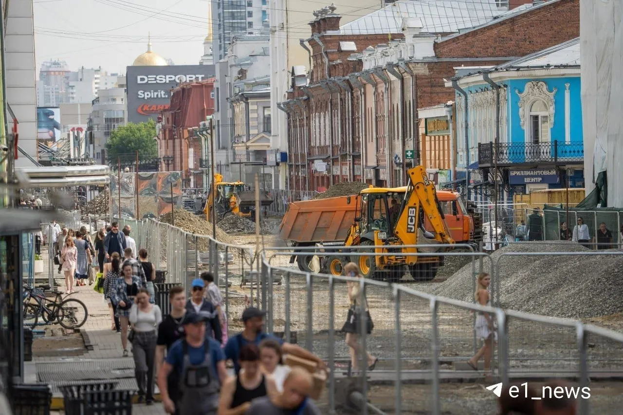 На главной пешеходной улице Екатеринбурга начались работы: доступ со стороны проспекта Ленина временно перекрыт забором. Работы ведёт подрядчик из Уфы; завершить реконструкцию планируют до сентября 2026 года.