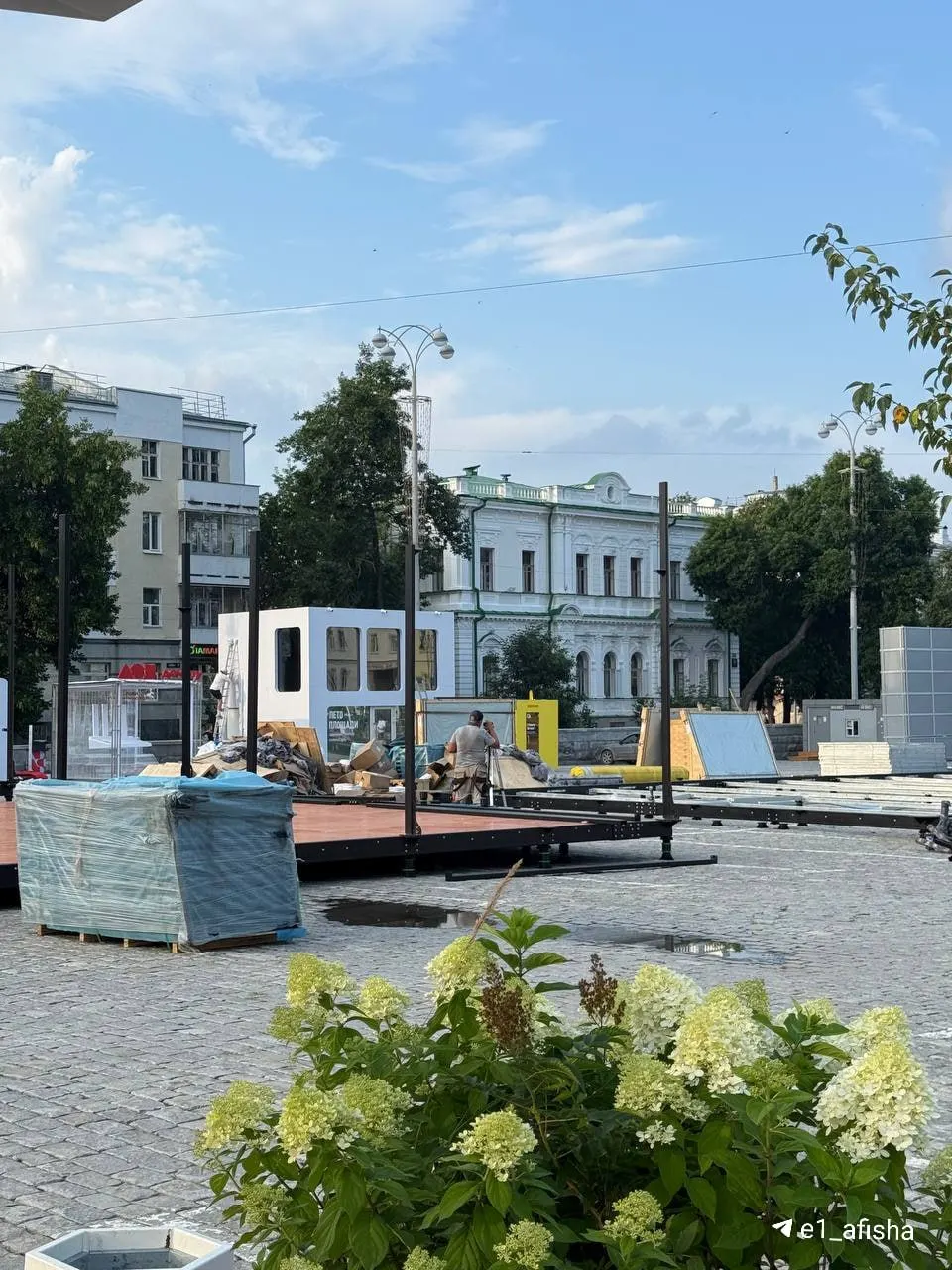 Однодневный бесплатный турнир по паделу с тремя категориями пройдёт на Площади 1905 года. Участие бесплатное, но нужна регистрация.