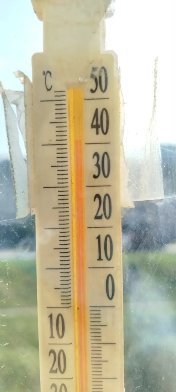 В отдельных местах термометры показывают до +41…+45 °C. В такую погоду рекомендуется избегать длительного пребывания на солнце и соблюдать простые меры предосторожности.