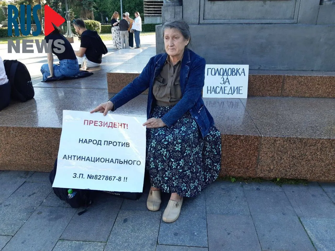 Наталья Шамина, председатель новосибирского отделения ВООПИК, устроила голодовку у памятника Кириллу и Мефодию в центре Москвы в знак протеста против законопроекта о передаче регионов права на исключение объектов культурного наследия из реестра; через час её задержала полиция.